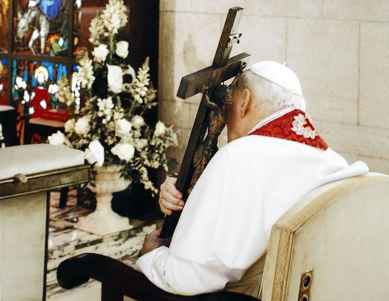 Św. Jan Paweł II podczas drogi krzyżowej