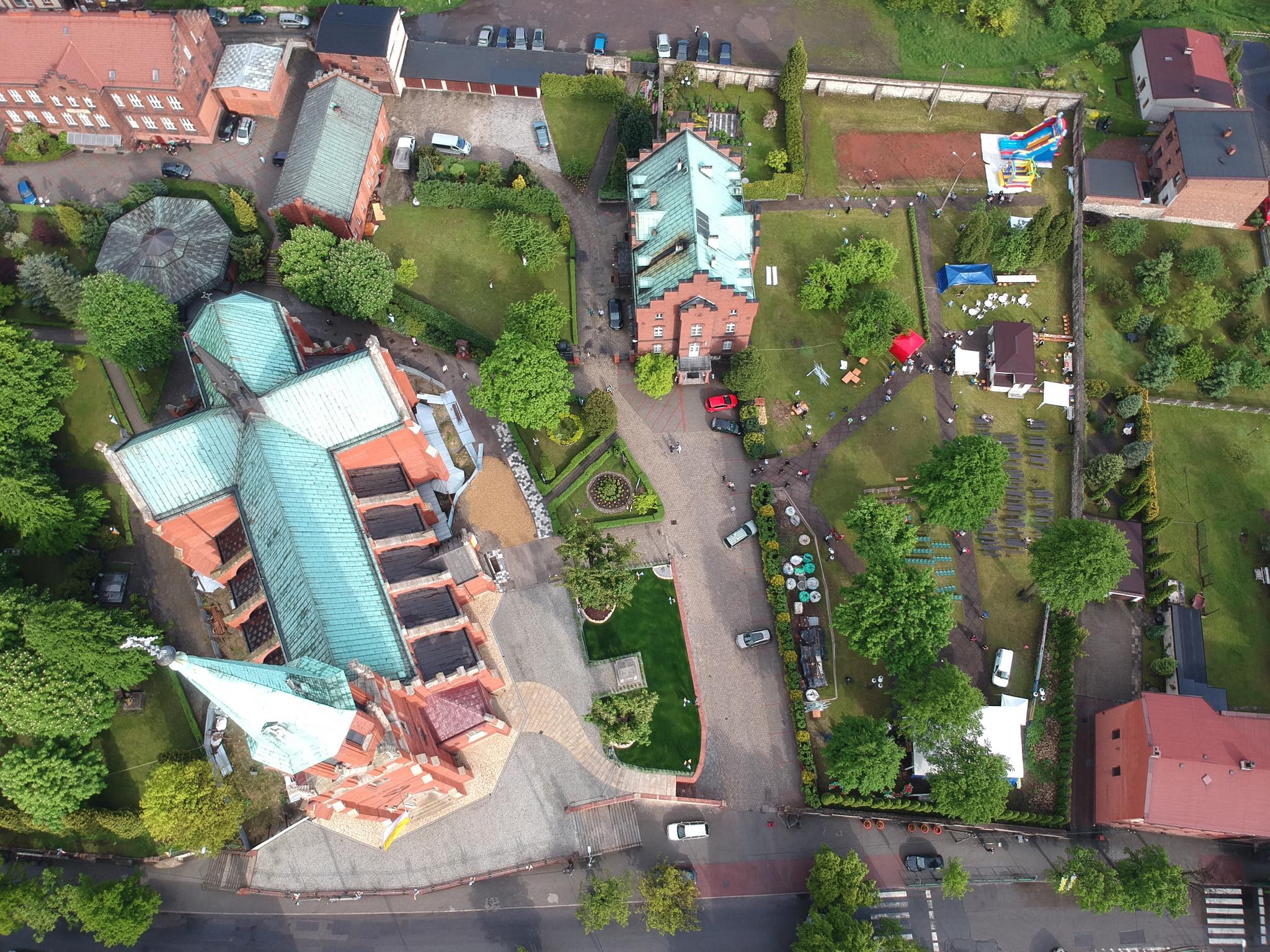Plac kościelny na którym znajduje się Dom Parafialny (fot. T. Zając)