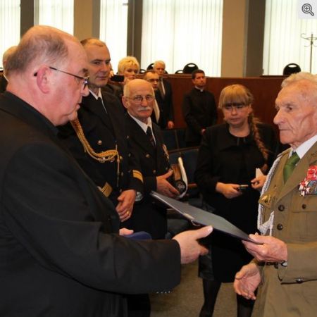 Ks. Ludwik Kieras odbiera Krzyż POBL (fot. A. Pietryga GN)
