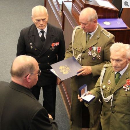 Ks. Ludwik Kieras odbiera Krzyż POBL (fot. A. Pietryga GN)