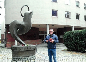 Ks. Robert Chudoba na tzw. placu Ducha Świętego, upamiętniającym pielgrzymkę papieską. //fot. KLAUDIA CWOŁEK /FOTO GOŚĆ